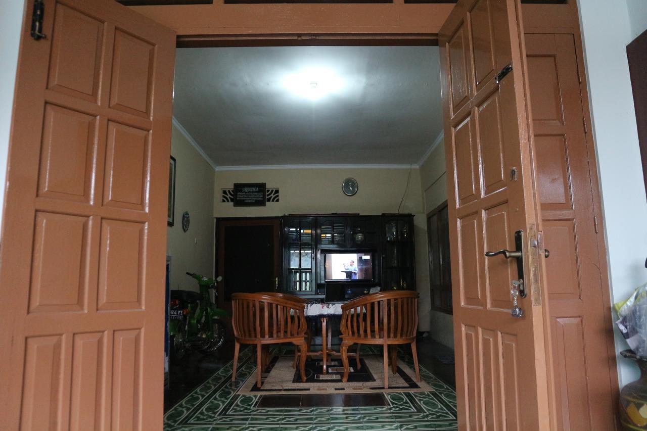 Kembar Guesthouse Jogjakarta Buitenkant foto